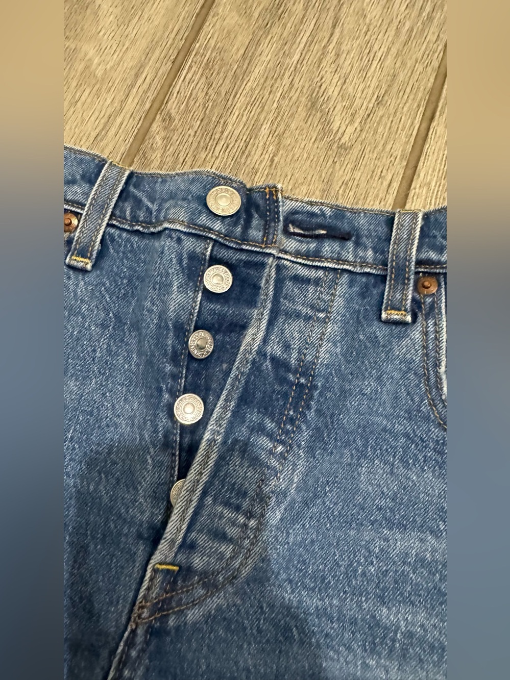 Levi’s Ribcage Shorts - Picture 4 of 7